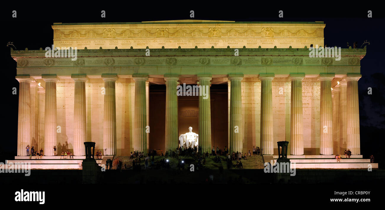Les touristes au Lincoln Memorial la nuit, Washington DC, District of Columbia, United States of America, USA Banque D'Images