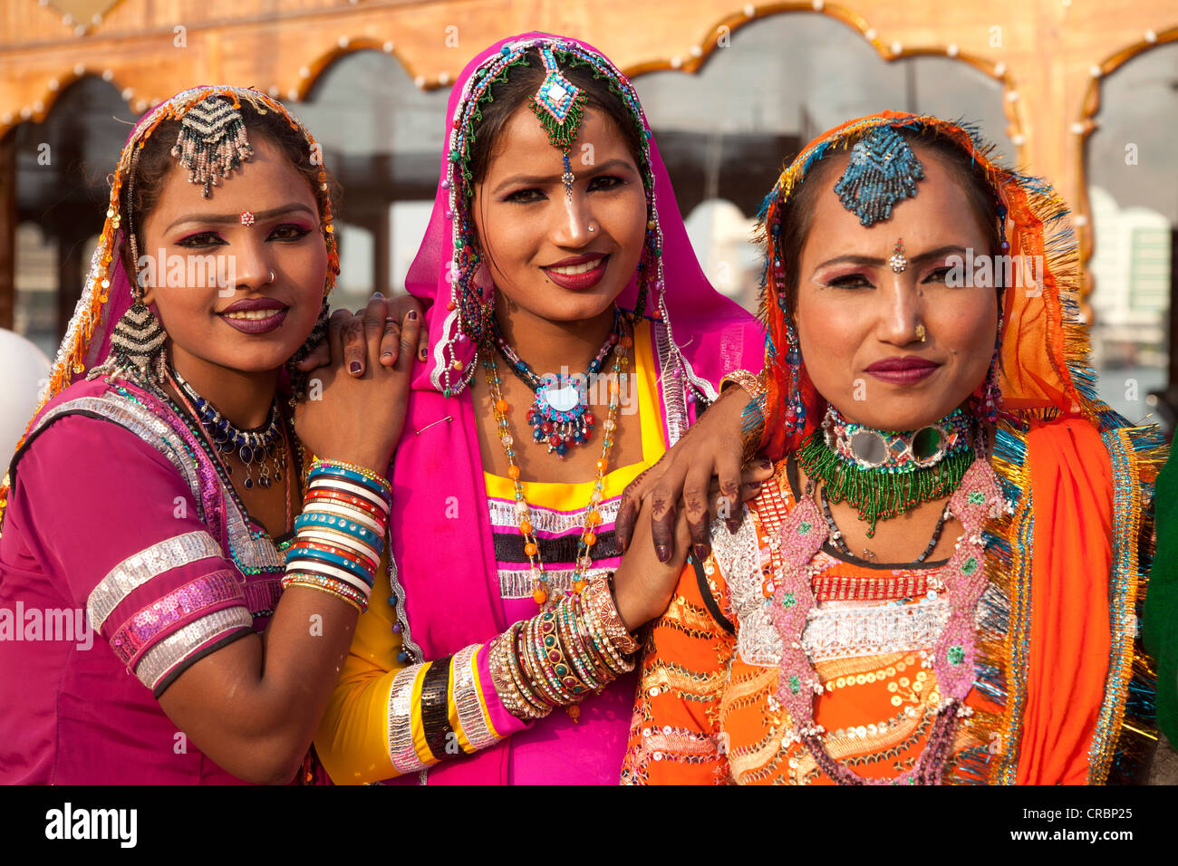 Danseurs indiens portant des vêtements traditionnels, des travailleurs invités du Rajasthan à Dubaï, Émirats arabes unis, au Moyen-Orient, en Asie Banque D'Images