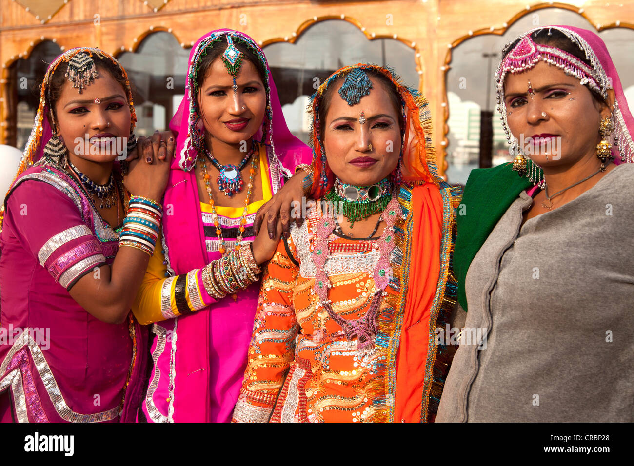 Danseurs indiens portant des vêtements traditionnels, des travailleurs invités du Rajasthan à Dubaï, Émirats arabes unis, au Moyen-Orient, en Asie Banque D'Images
