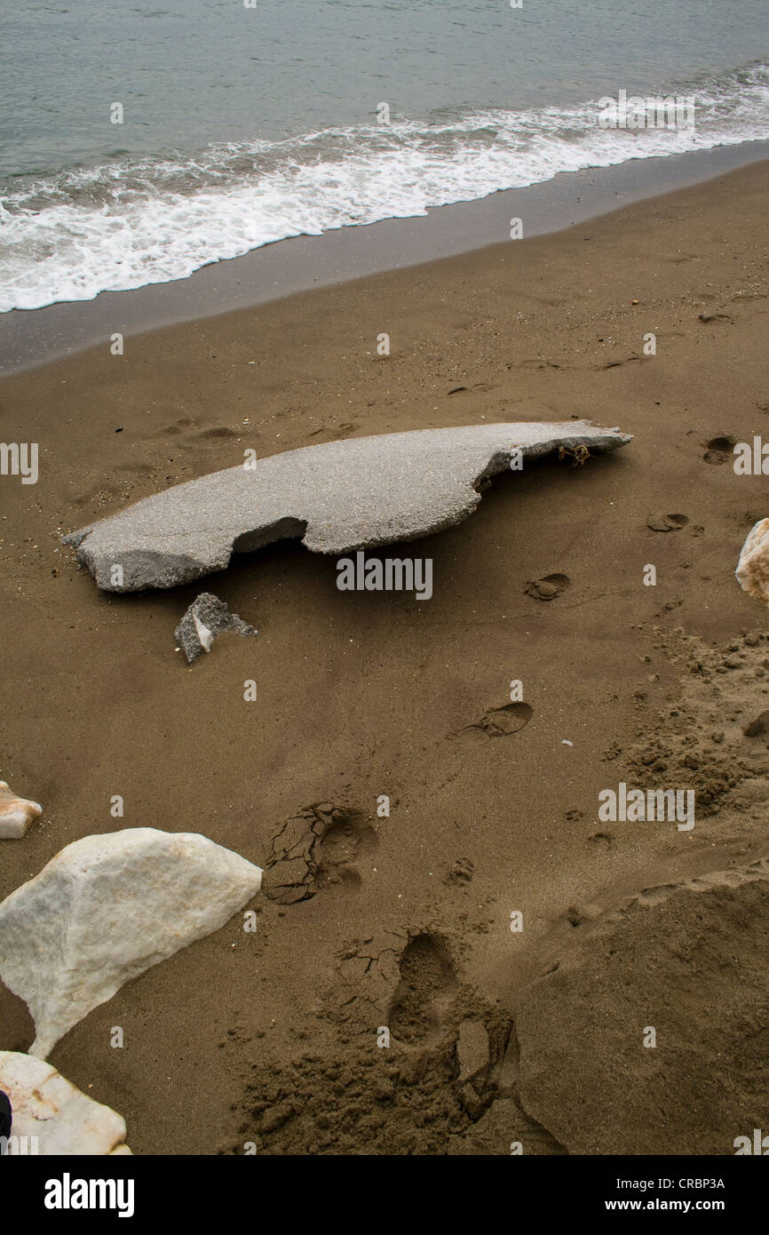 À côté d'empreintes jagged rocher sur la plage Banque D'Images