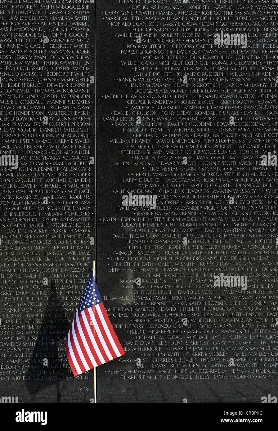 Drapeau américain en face de la Vietnam Veterans Memorial Wall, national memorial avec les noms des soldats américains tombés pendant la Banque D'Images