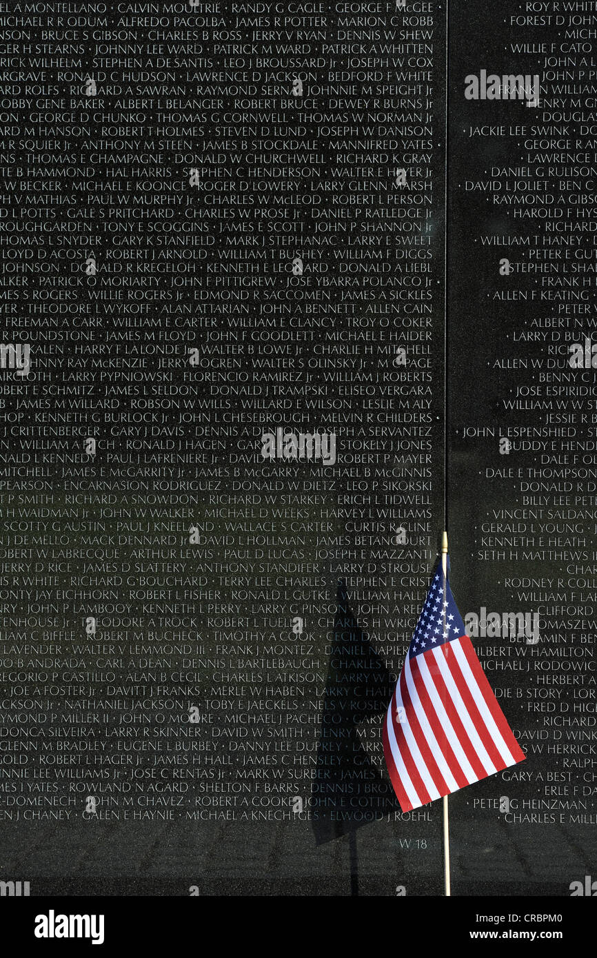 Drapeau américain en face de la Vietnam Veterans Memorial Wall, national memorial avec les noms des soldats américains tombés pendant la Banque D'Images