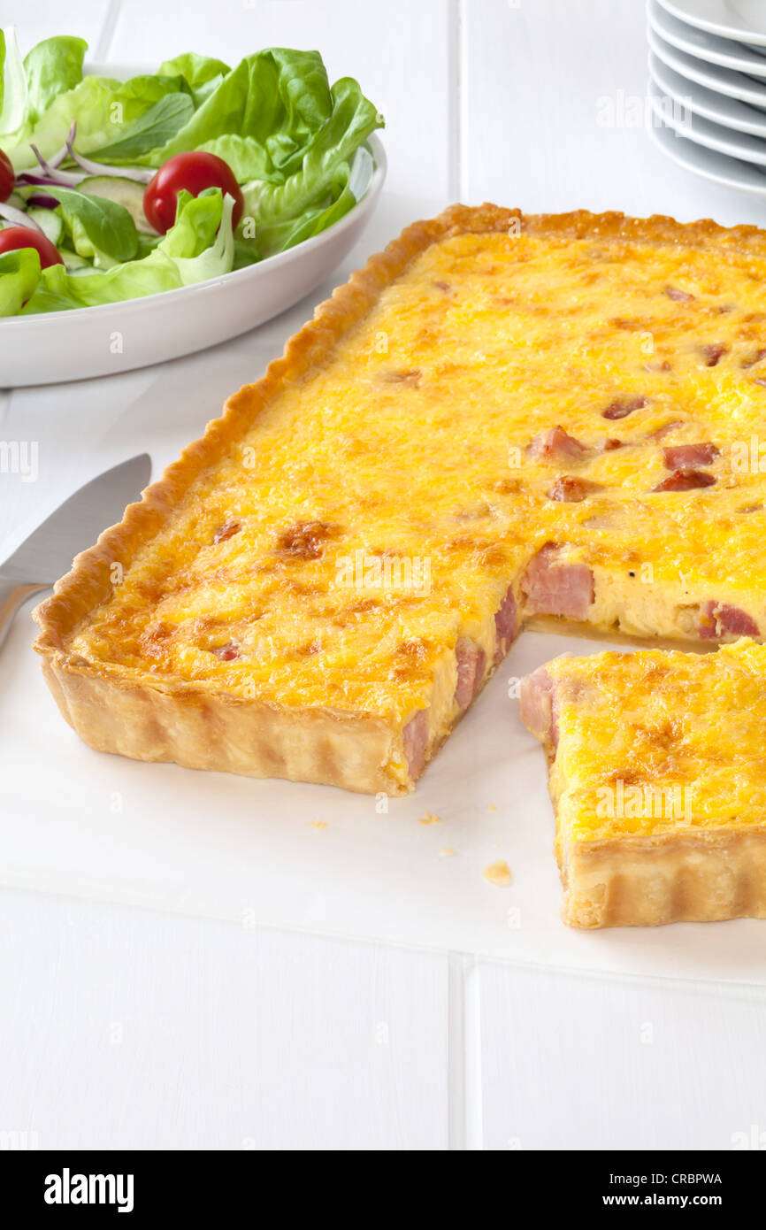 Classique Français, de la quiche lorraine avec salade Banque D'Images