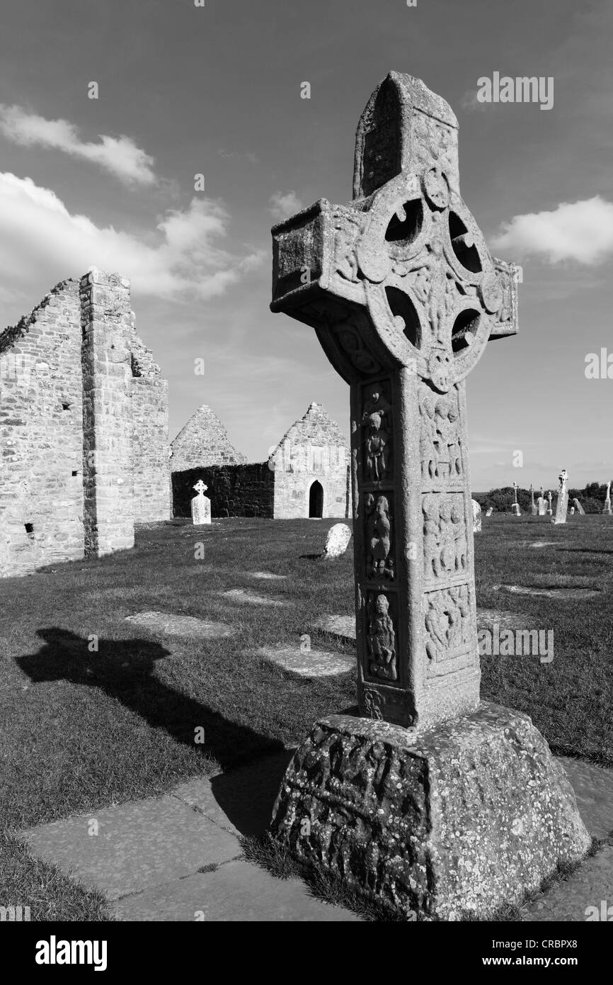 Copie d'une haute croix, croix de l'Ecritures, Monastère de Clonmacnoise, County Offaly, Leinster, Irlande, Europe Banque D'Images