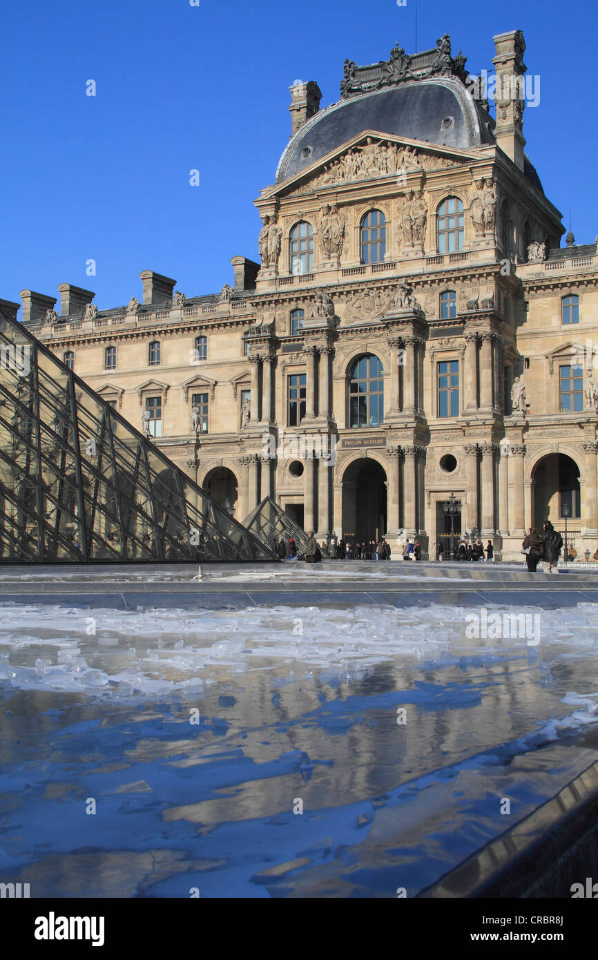 Le musée du Louvre en hiver, Paris, France, Europe Banque D'Images