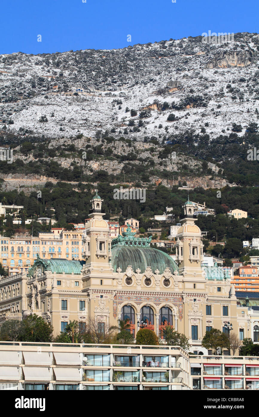 Casino de Monte Carlo en hiver avec des montagnes neige-couvertes, Principauté de Monaco, la Côte d'Azur, Méditerranée, Europe Banque D'Images