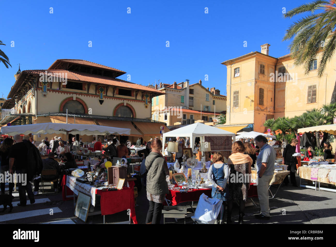 Halles et marché d'antiquités, Menton, Alpes-Maritimes, Provence-Alpes-Cote d'Azur, France, Europe Banque D'Images