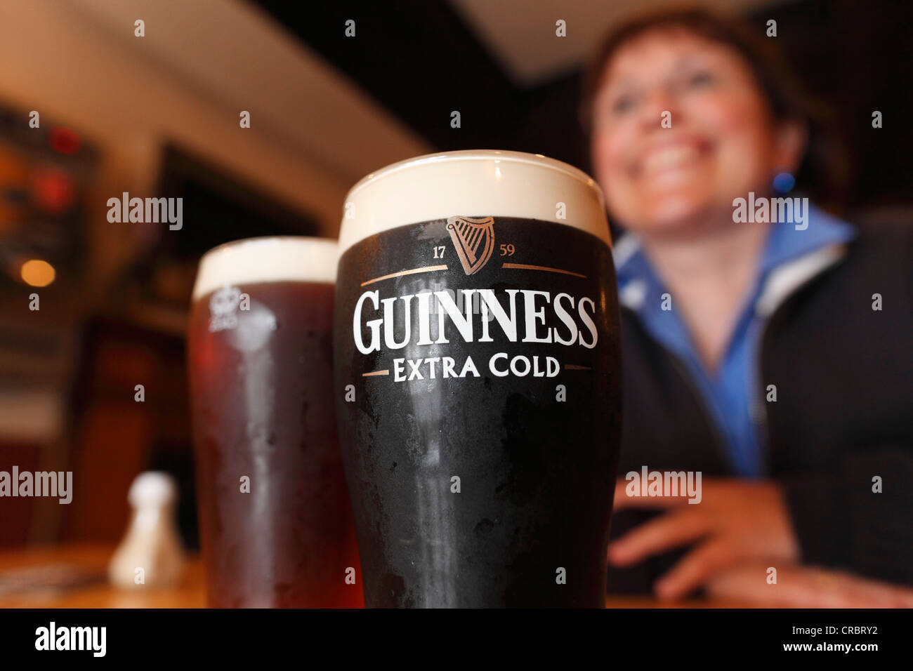 Pinte de Guinness, la bière stout, Mary McBride's Pub, Cushendall, comté d'Antrim, en Irlande du Nord, Royaume-Uni, Europe Banque D'Images
