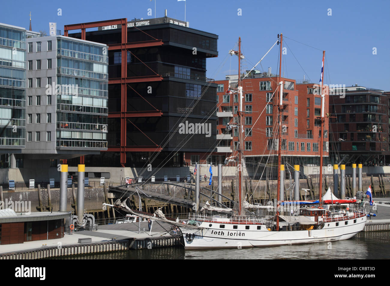 De nouveaux bâtiments et 3 mât de navire à voile à Loth Lorien, Hafencity Harbour District, Hambourg, Allemagne, Europe Banque D'Images