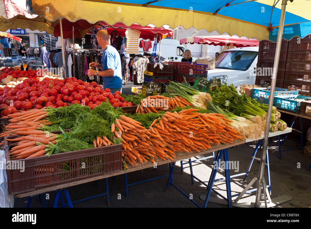 Une échoppe de marché la vente de légumes frais à Céret, Pyrénées-Orientales, France Banque D'Images