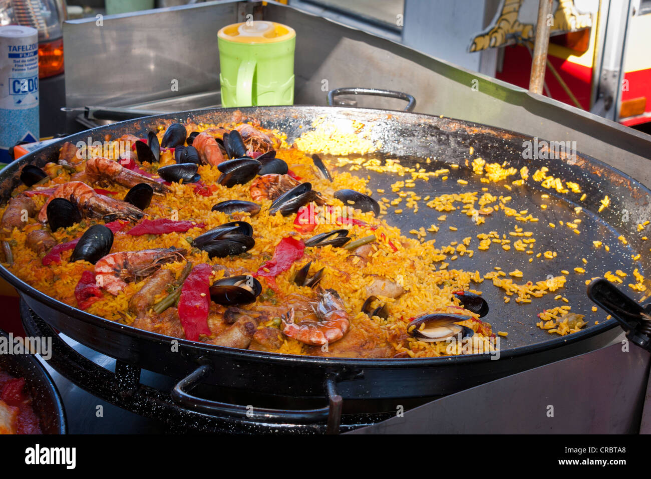 Pan plein de plats préparés Paella catalane dans un marché à Céret, Pyrénées-Orientales, France Banque D'Images