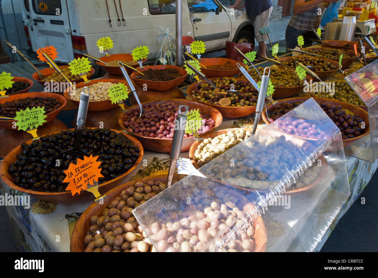 Une échoppe de marché vendre des olives fraîches à Céret, Pyrénées-Orientales, France Banque D'Images