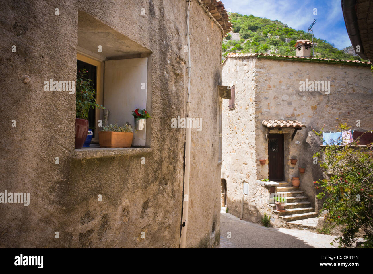 Une petite rue dans le village médiéval de Saint-Guilhem-le-Désert, l'un des les plus beaux villages de France. Banque D'Images