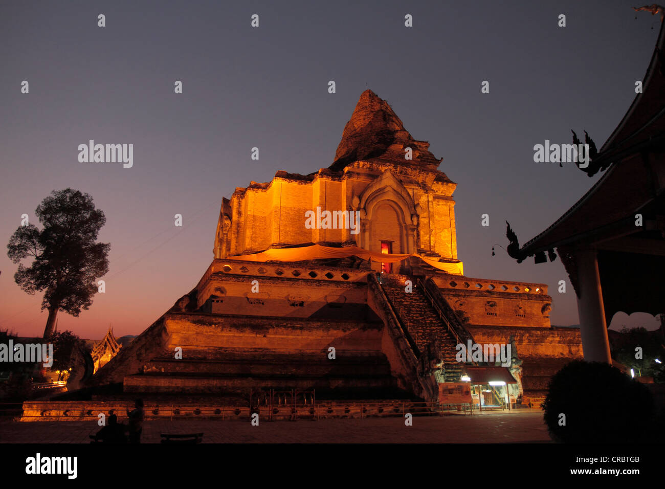 Ruines de la stupa dans le temple bouddhiste de Wat Chedi Luang, Chiang Mai, Thaïlande, Asie Banque D'Images