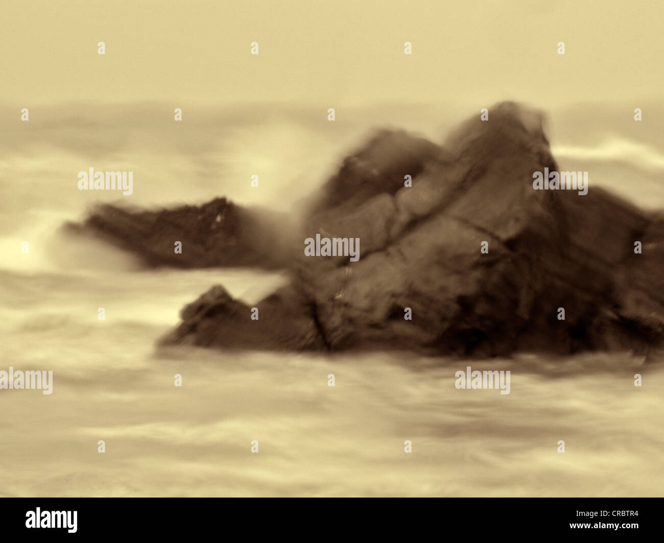 Rainy day image de rochers et vagues à Harris Beach State Park, New York Banque D'Images