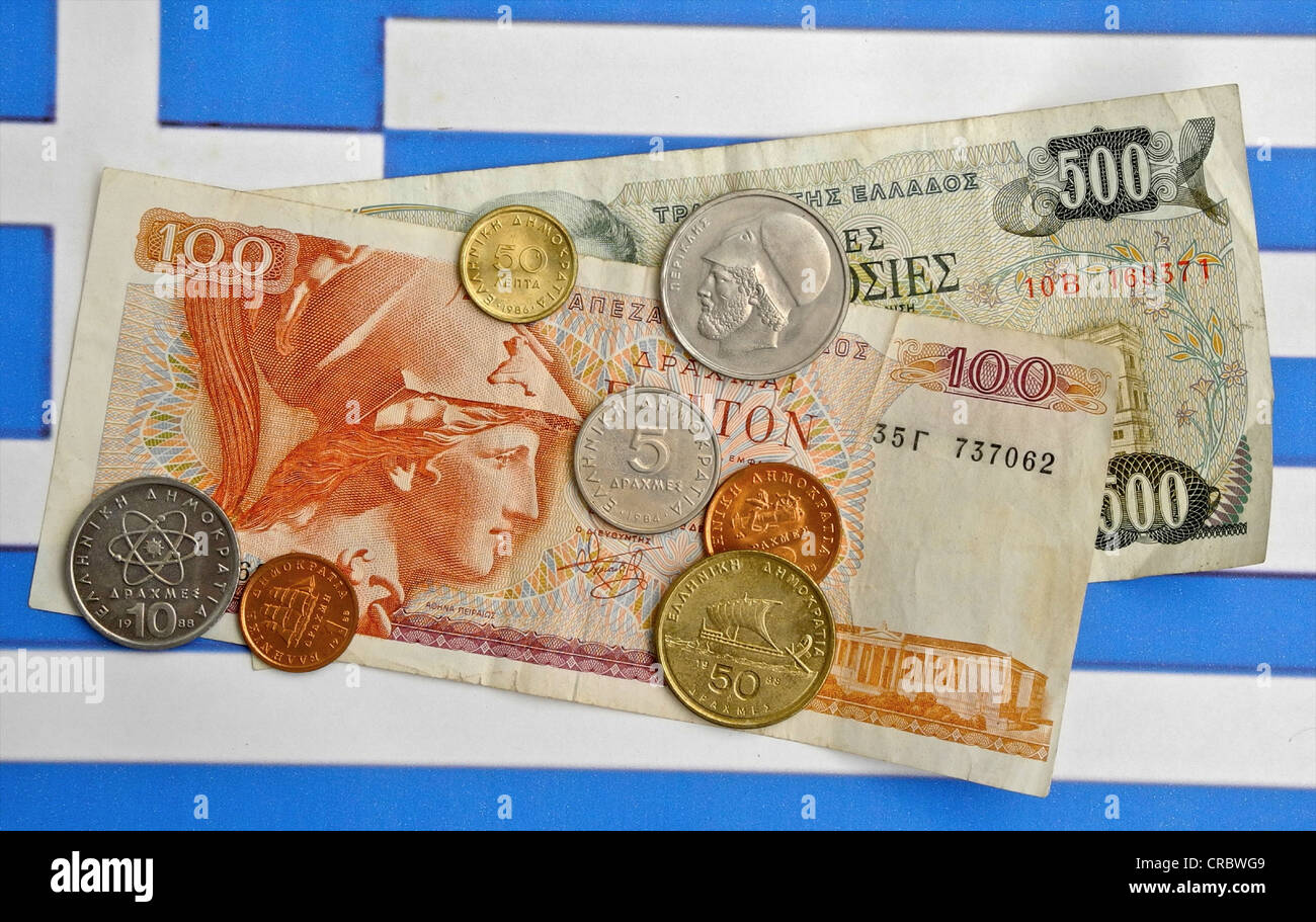 Drachme monnaie grecque sur le drapeau de la Grèce. Banque D'Images