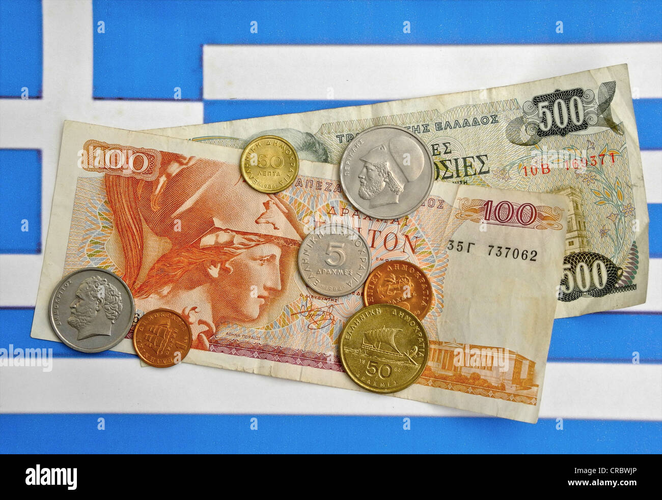 Drachme monnaie grecque sur le drapeau de la Grèce. Banque D'Images