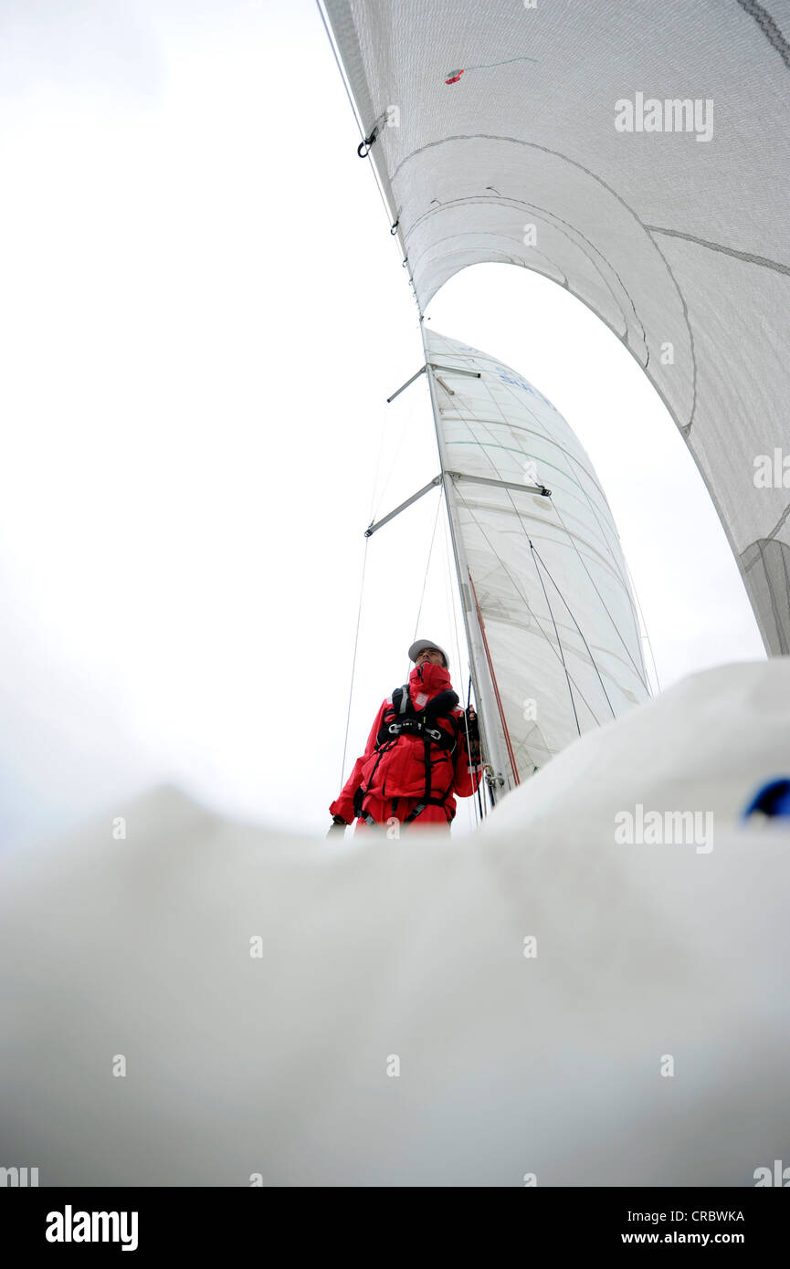 Homme portant des vêtements de pluie et un gilet, navigation sur la mer du Nord Banque D'Images