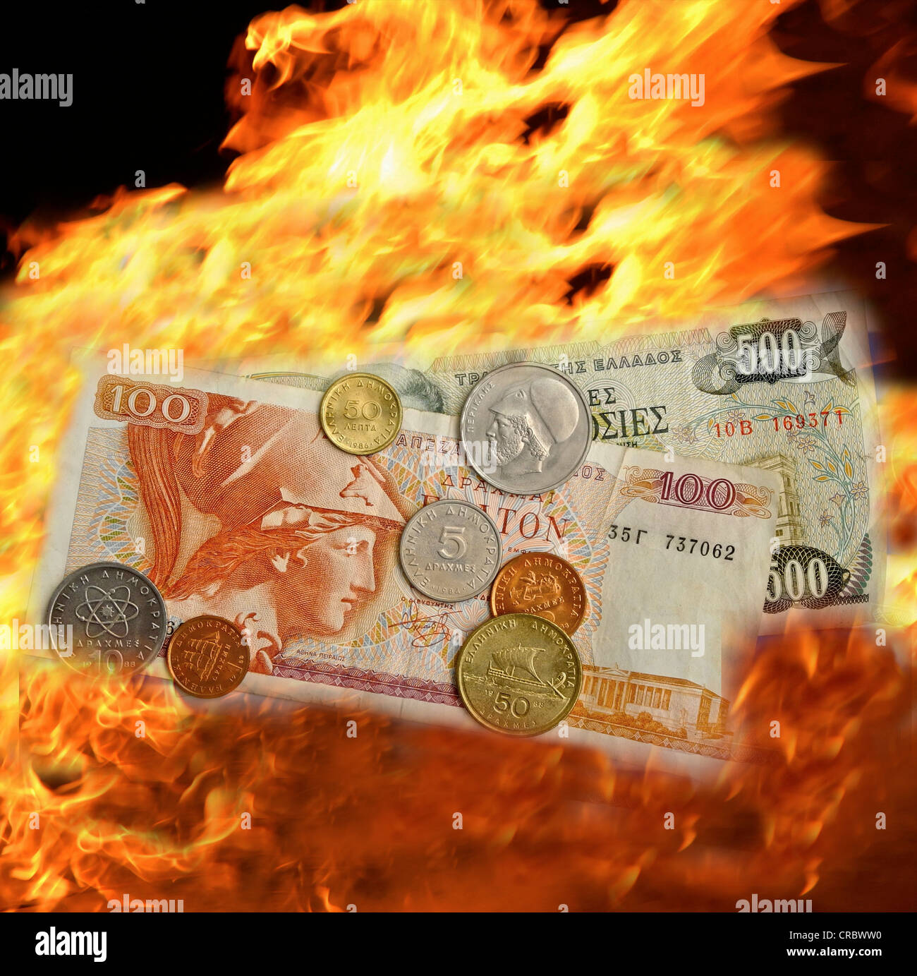 Drachme monnaie grecque en flammes brûlantes Banque D'Images