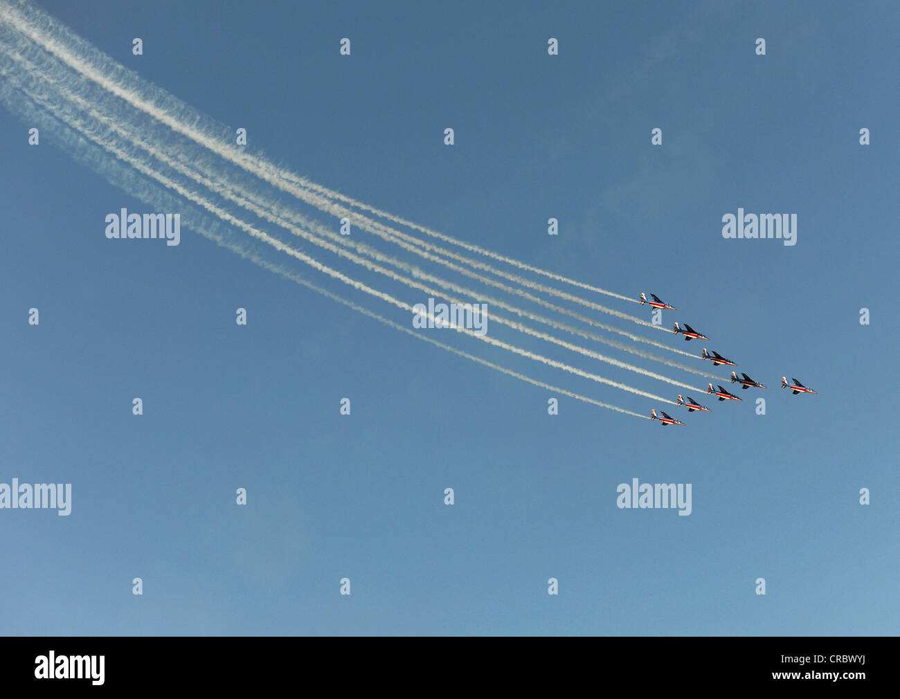 Les Alpha Jets de la Patrouille de France en action au cours de l'Air Show de Dubaï, Émirats arabes unis, Moyen Orient Banque D'Images