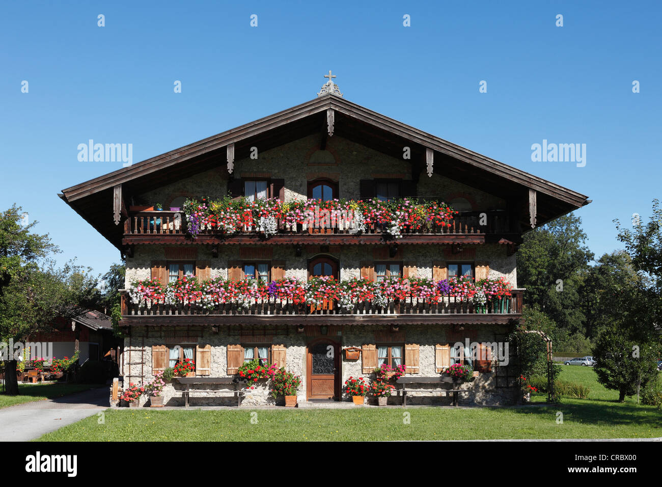 Ferme avec géraniums sur les balcons, Brannenburg, vallée de l'Inn, Upper Bavaria, Bavaria, Germany, Europe Banque D'Images