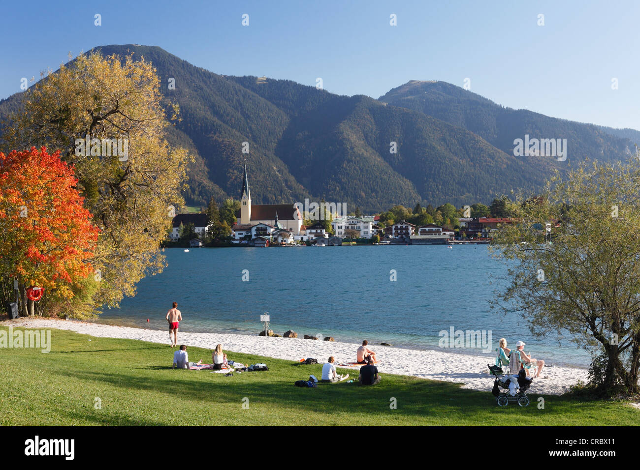 Rottach-Egern avec Mt Wallberg, plage sur la presqu'île 'point' à Tegernsee, lac de Tegernsee, Bavière Banque D'Images