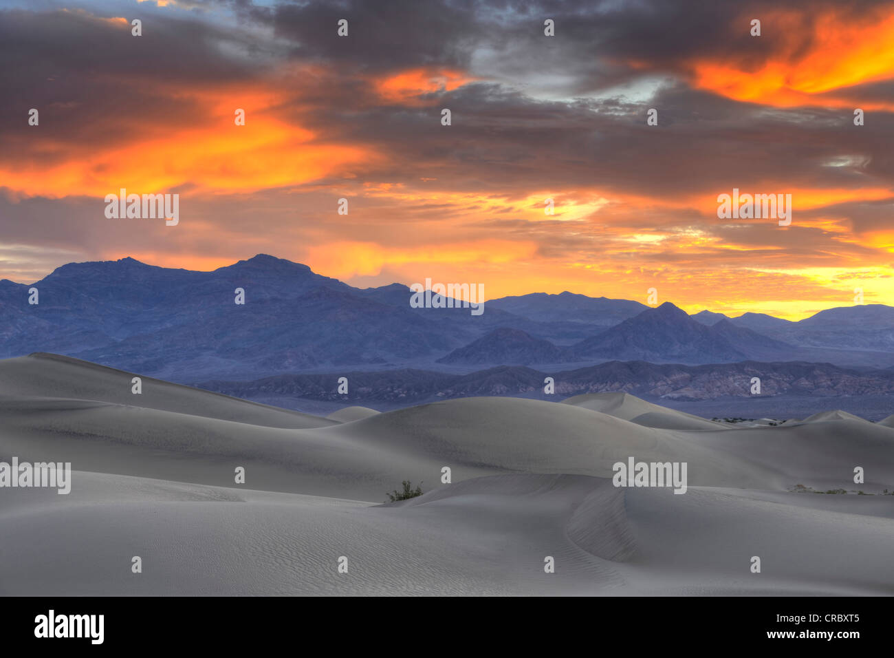 Lever de soleil spectaculaire, Mesquite Flat dunes de sable, Stovepipe Wells, à la montagne, à Cottonwood à Death Valley National Park Banque D'Images