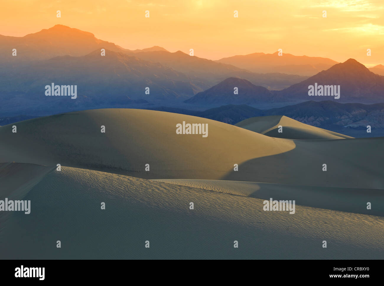 Mesquite Flat dunes de sable, à la montagne, à Cottonwood vers la lumière du matin au lever du soleil, Stovepipe Wells Banque D'Images