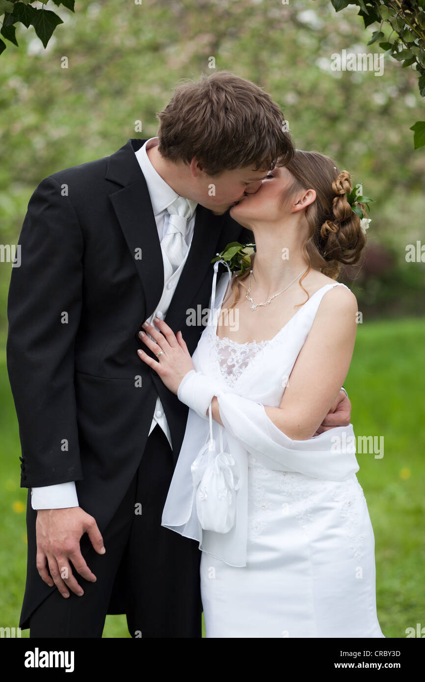 Un couple fraîchement marrié qui baise fort