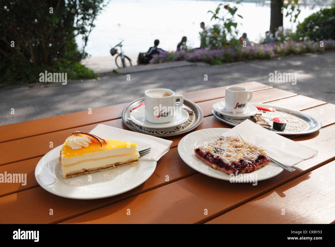 Deux tasses de café et deux morceaux de gâteau, beach café, promenade du lac sur le Lac de Starnberg, Starnberg, Fuenfseenland salon Banque D'Images