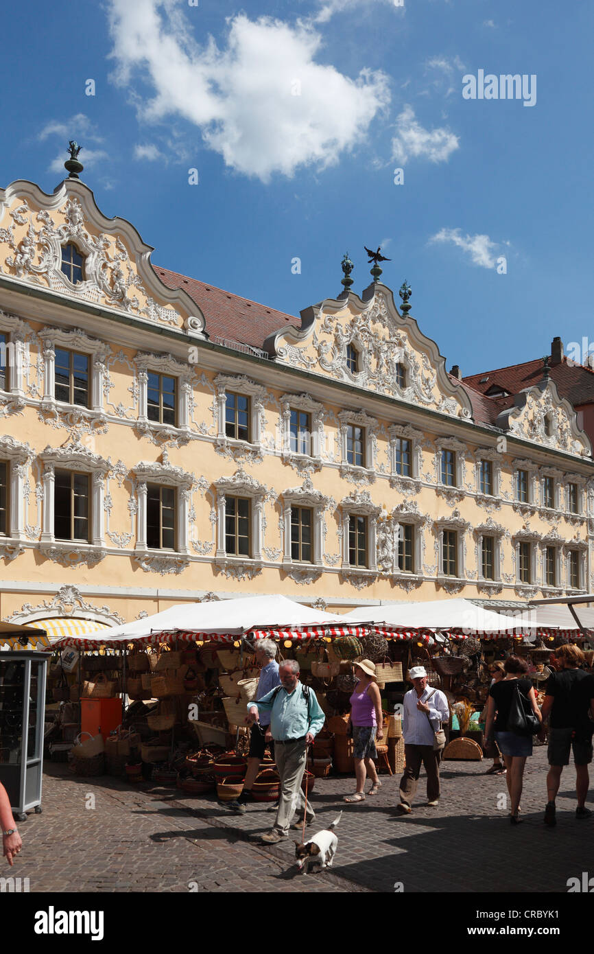 Bâtiment Falkenhaus, échoppe de marché vendre des paniers en osier, Festival Kiliani, Wuerzburg, en Basse-franconie, Franconia, Bavaria Banque D'Images