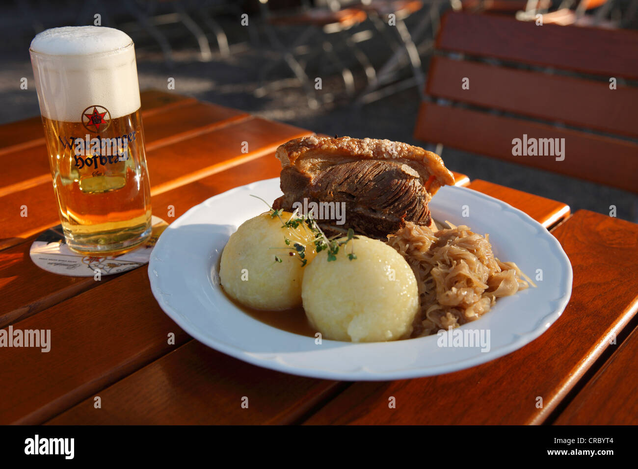 Schaeufele, Schaeuferla, un plat traditionnel sud de l'Allemagne, de l'épaule de porc rôti, Jahnterrasse Restaurant, Wuerzburg Banque D'Images