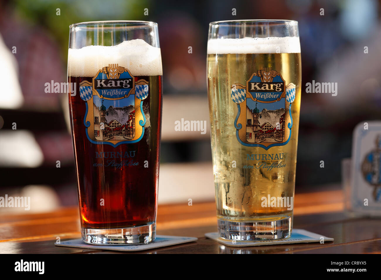 Verres à Bière, bière brune et et un verre de bière mélangée à de la limonade, Aehndl Inn, Murnau, Upper Bavaria, Bavaria, Germany, Europe Banque D'Images