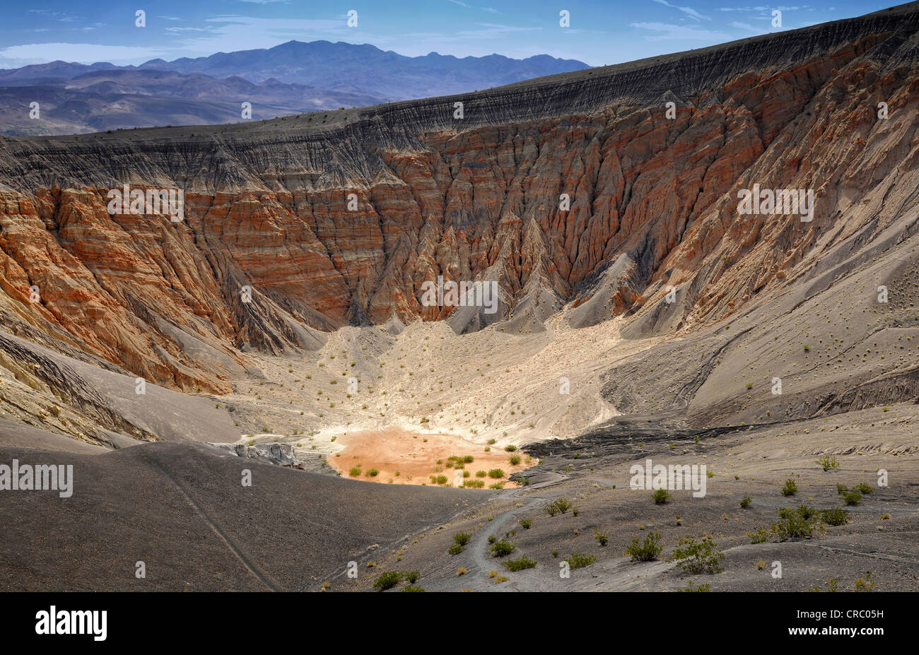 Maar et les roches sédimentaires au cratère Ubehebe, cratère volcanique, Death Valley National Park, désert de Mojave, Californie Banque D'Images