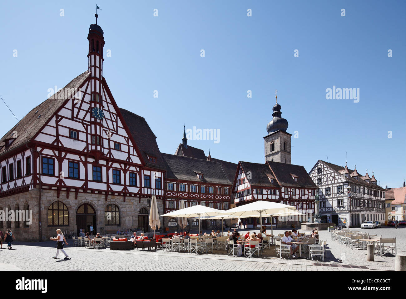 Chateau De square avec mairie et église Saint-Martin, Forchheim, la Suisse franconienne, Haute-Franconie, Franconia Banque D'Images