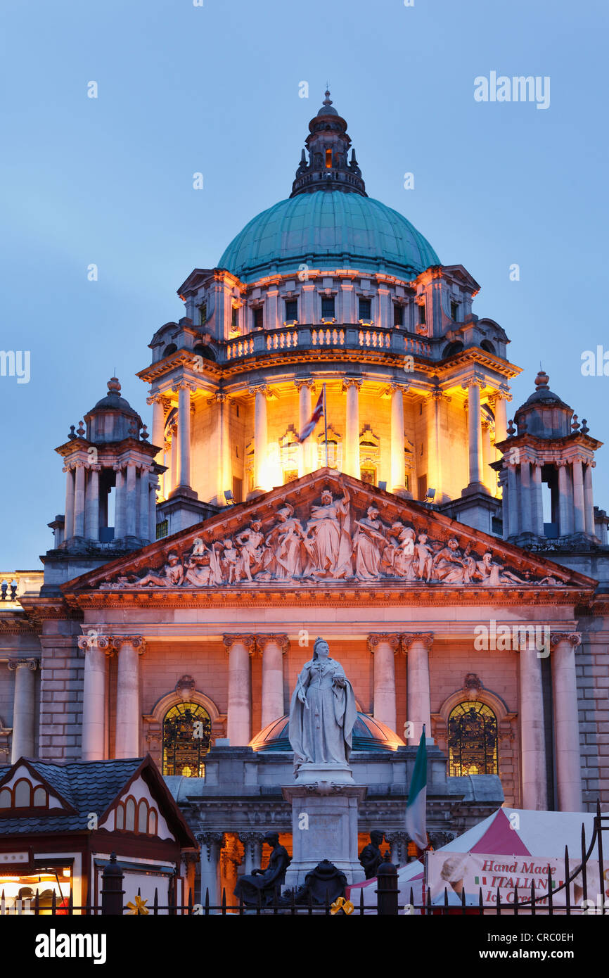 Statue de la reine Victoria devant l'Hôtel de ville, Belfast, Irlande du Nord, en Irlande, Grande-Bretagne, Europe, PublicGround Banque D'Images