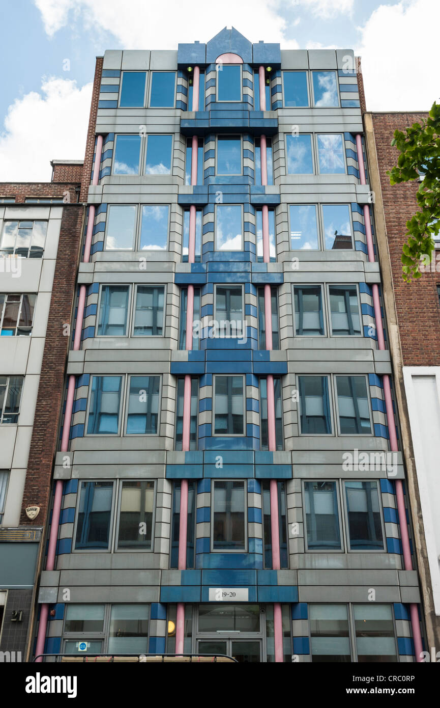 Grand immeuble avec façade en verre intéressant au Noel Street London UK Banque D'Images