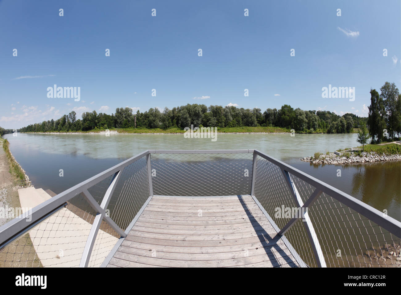 Plate-forme d'observation à fleuve Mangfall où elle rejoint la rivière Inn, Mangfallpark Nord, Rosenheim, Bavière Banque D'Images