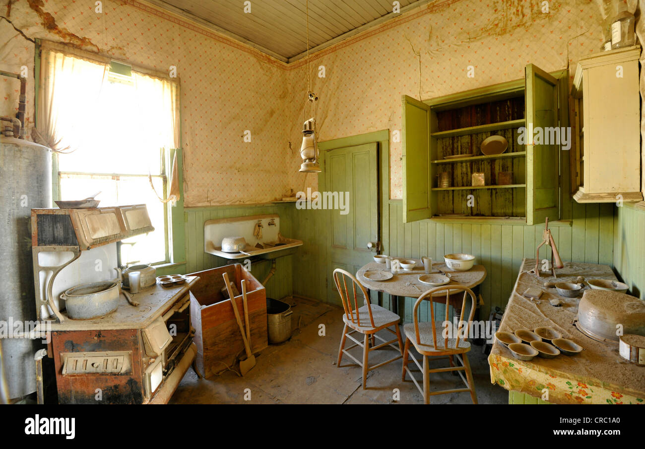 L'intérieur, la cuisine de la résidence de James Stuart Caïn, un riche citoyen de la ville fantôme de Bodie Banque D'Images