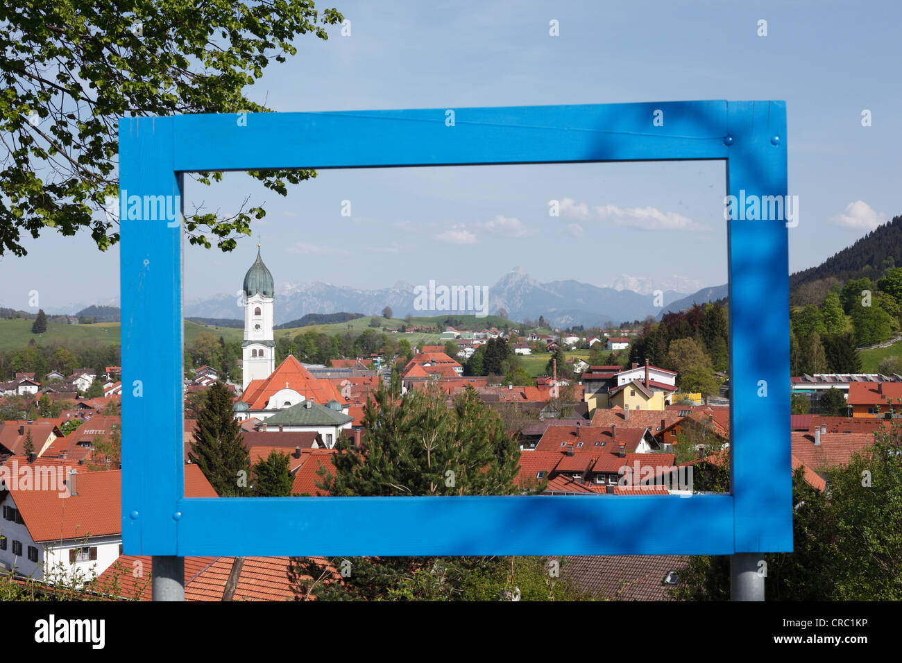 Vue sur Nesselwang via un cadre bleu, de l'Est, l'Allgaeu Bayerisch souabe, Allgaeu, Bavaria, Germany, Europe, PublicGround Banque D'Images