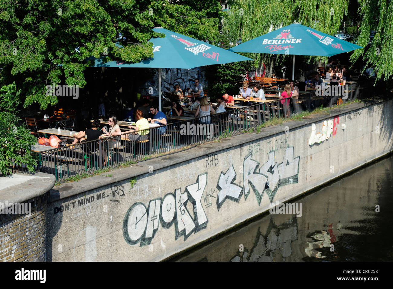 Bar terrasse de café à l'Maybachufer, Berlin Kreuzberg, Germany, Europe Banque D'Images