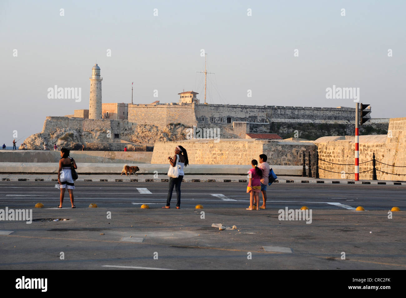 Malecon, Avenida de Antonio Maceo boulevard avec le phare et le fort à l'entrée du port, le Castillo de los Tres Banque D'Images