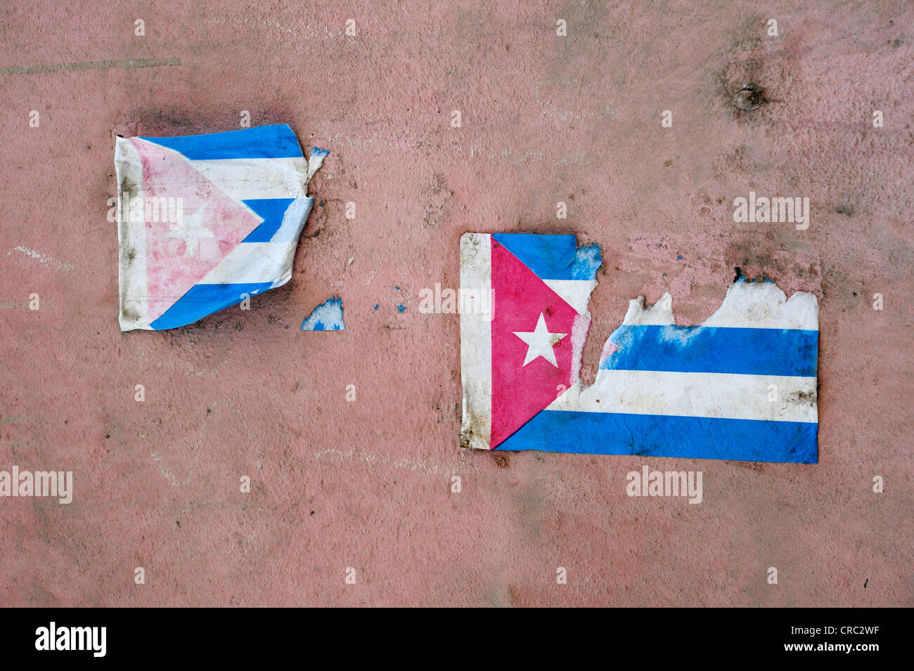 Mur de rose avec du papier autocollants du drapeau national, La Havane, La Havane, Cuba, Antilles, Caraïbes, Amérique Centrale, Amérique Latine Banque D'Images