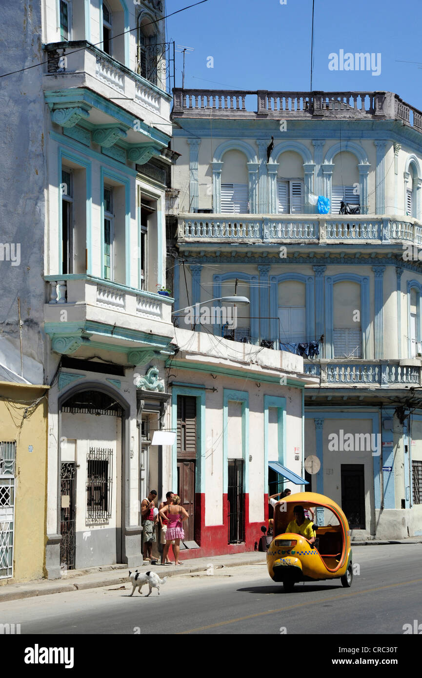 Coco Taxi, un scooter de moteur couverte dans le centre-ville de La Havane, Centro Habana, Cuba, Antilles, Caraïbes Banque D'Images