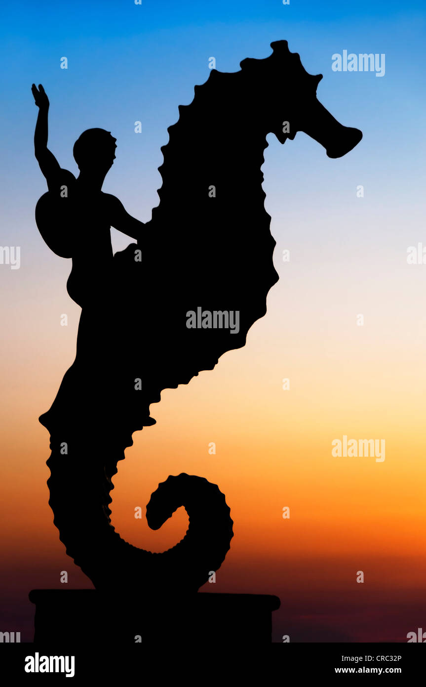 Silhouette de Puerto Vallarta's iconic 'Seahorse' sculpture 'El Cabalito' par Rafael Zamarripa sur le Malecon au coucher du soleil. Banque D'Images