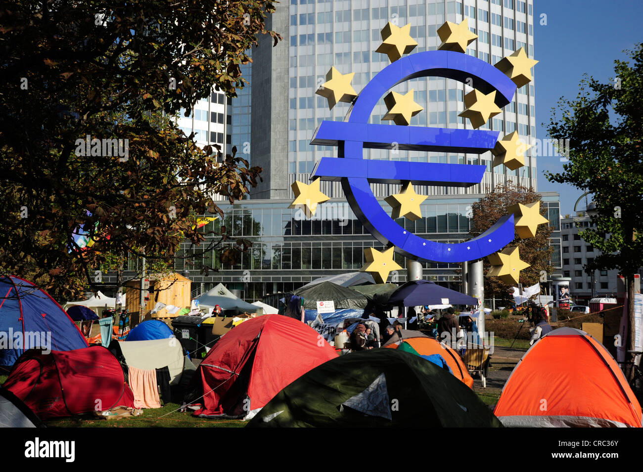 Camp de protestation de l'Occuper Francfort déplacement devant le symbole de l'euro, monnaie banque centrale européenne BCE Banque D'Images