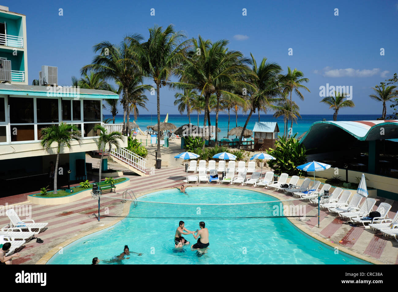 L'hôtel Atlantico, piscine et plage avec palmiers, Santa Maria del Mar, Playas del Este, La Havane, La Havane, Cuba Banque D'Images