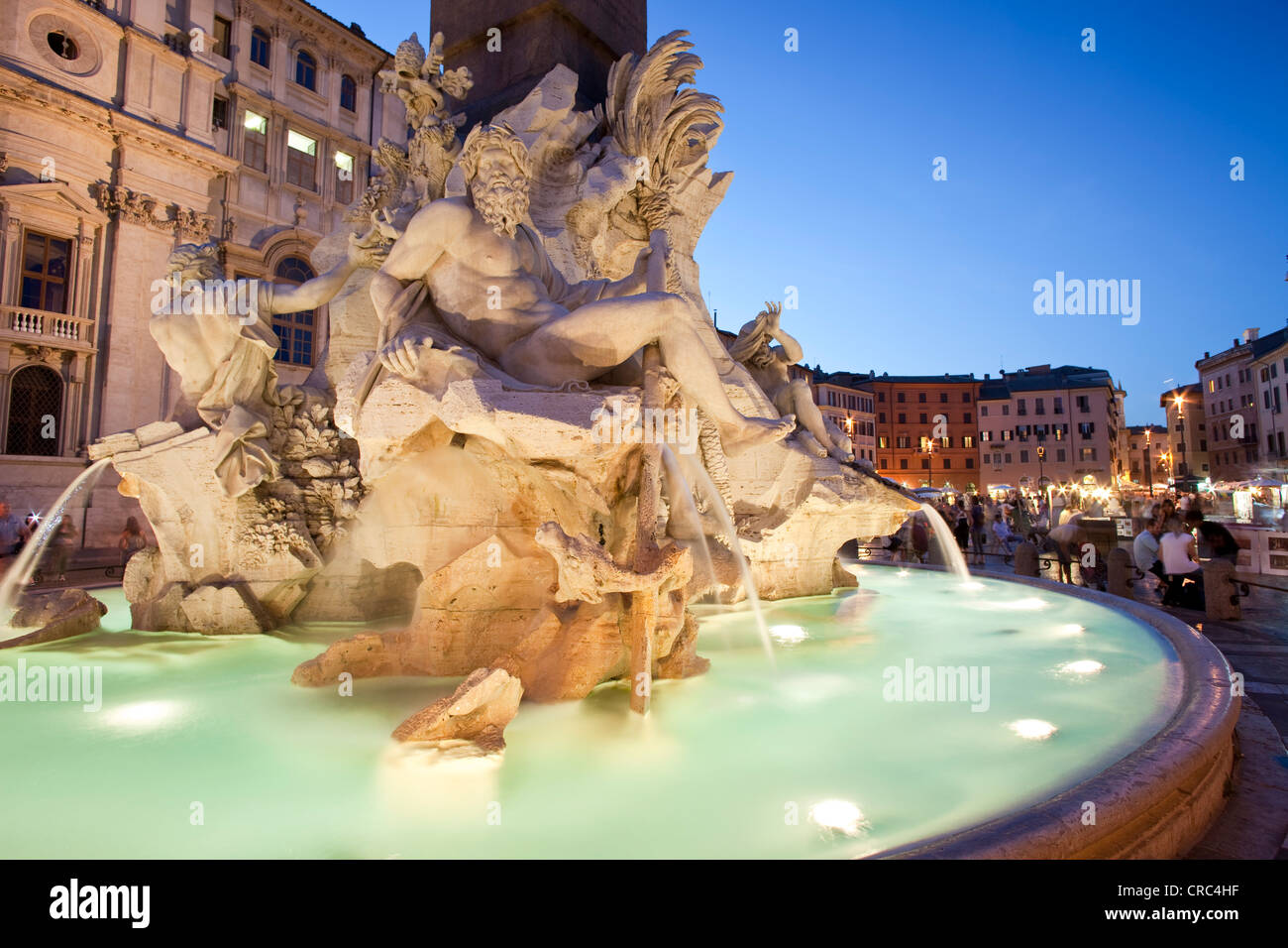 Fontana dei Quattro Fiumi, Fontaine des Quatre Fleuves du Bernin dans le crépuscule du soir, la Piazza Navona, Rome, Italie, Europe Banque D'Images