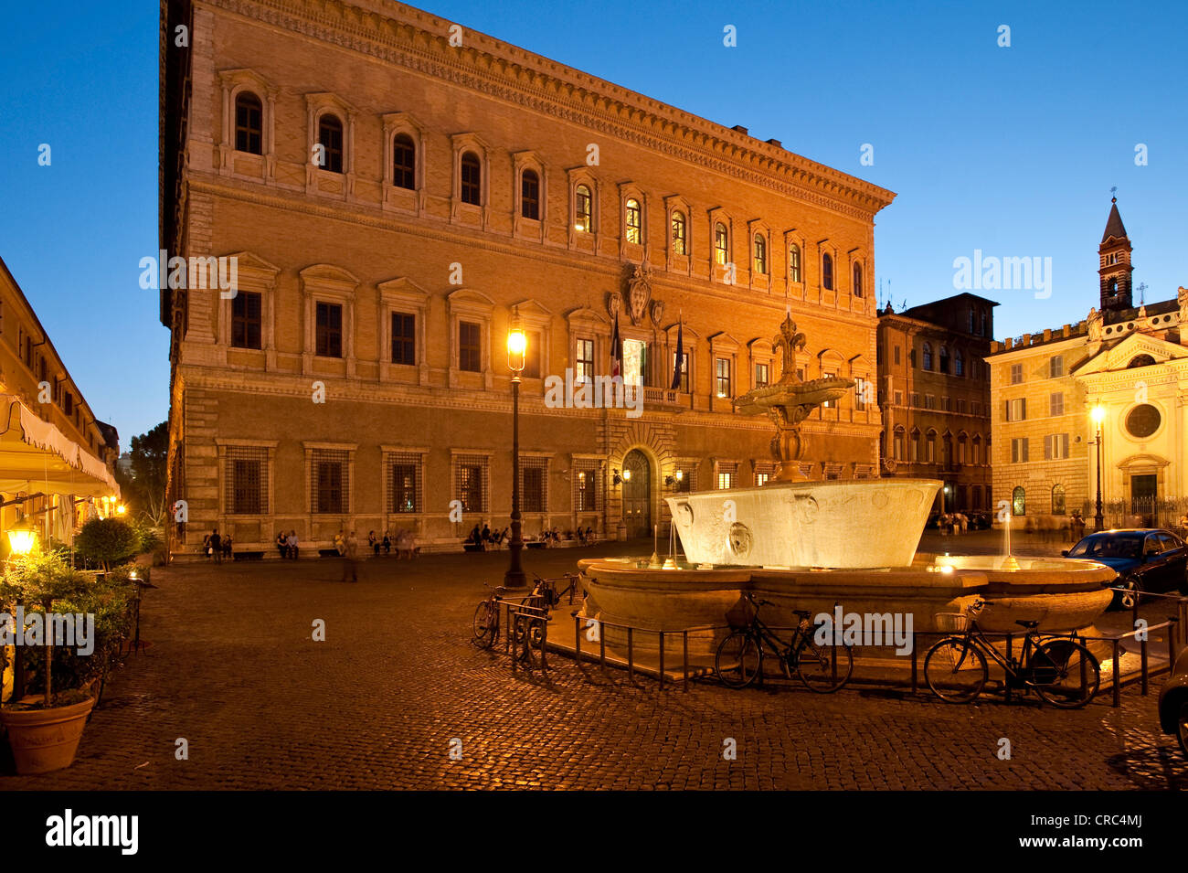 Le Palais Farnèse avec l'un des bassins de granit du frigidarium de Caracalla sur la Piazza Farnese Banque D'Images