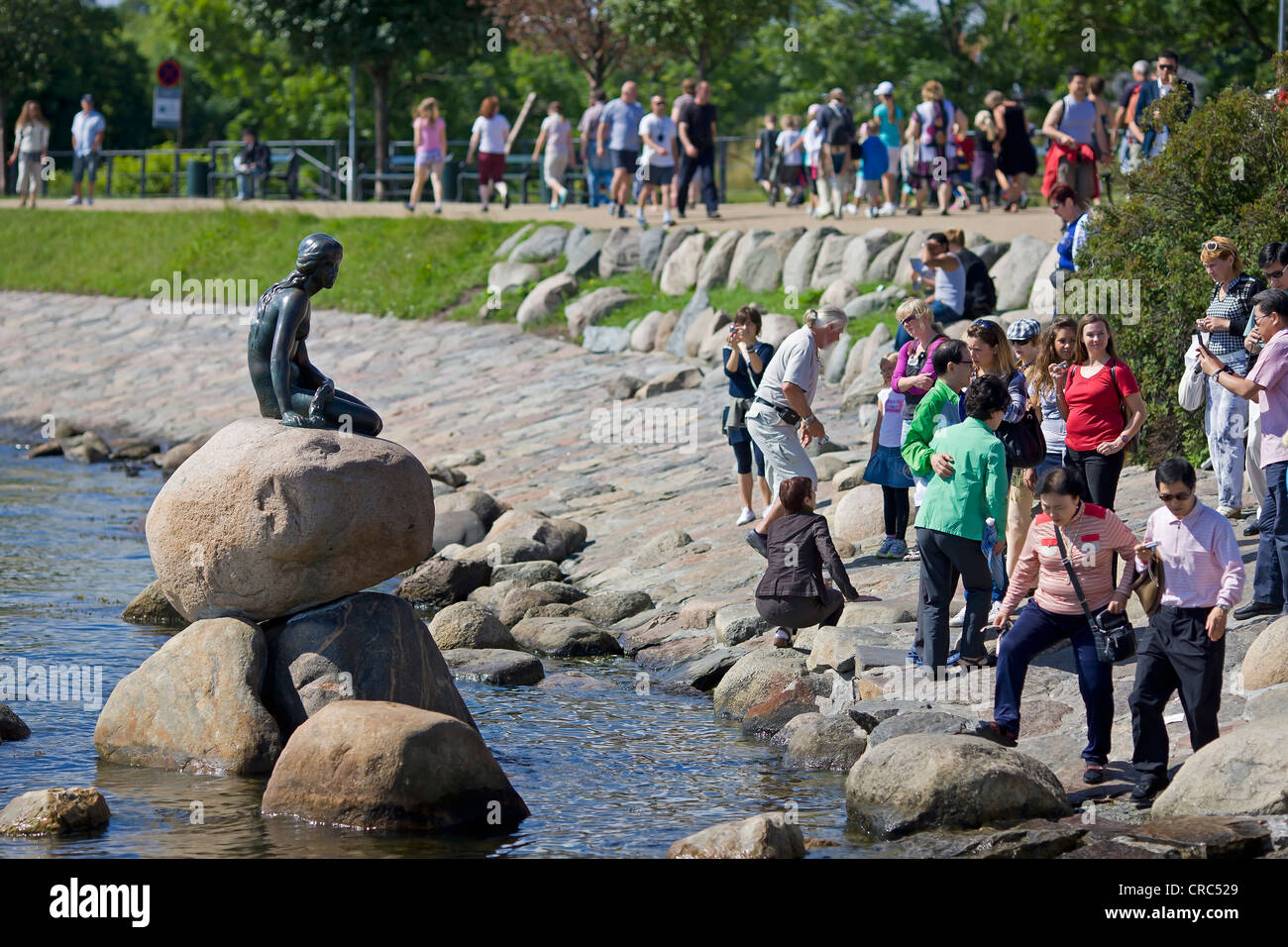 Groupe de touristes visitant la Petite Sirène, Copenhague, Danemark, Europe Banque D'Images
